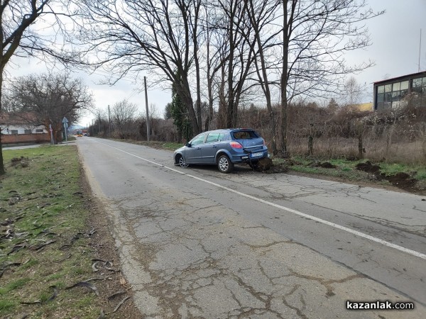 Млад шофьор помете знак на пътя Енина - Казанлък