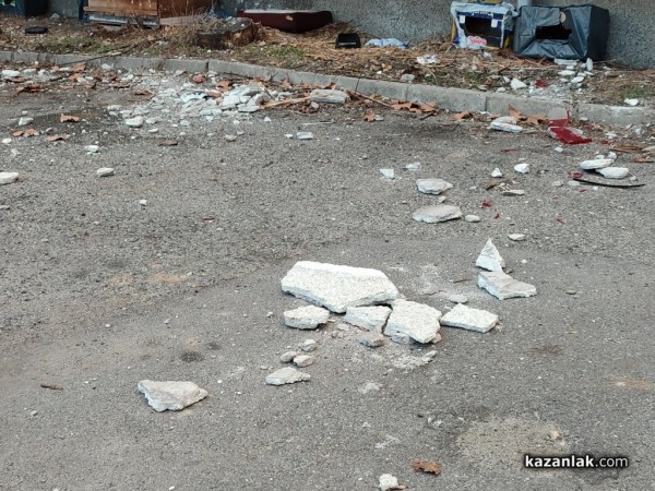 Част от мазилката на сграда в центъра се свлече върху паркирани автомобили 