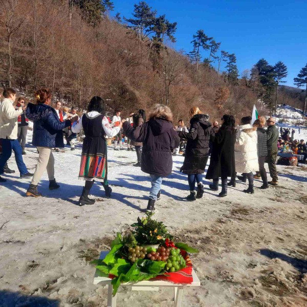 За поредна година град Шипка спази традицията си за Трифон Зарезан