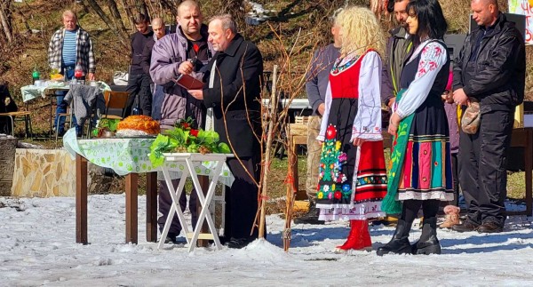 За поредна година град Шипка спази традицията си за Трифон Зарезан