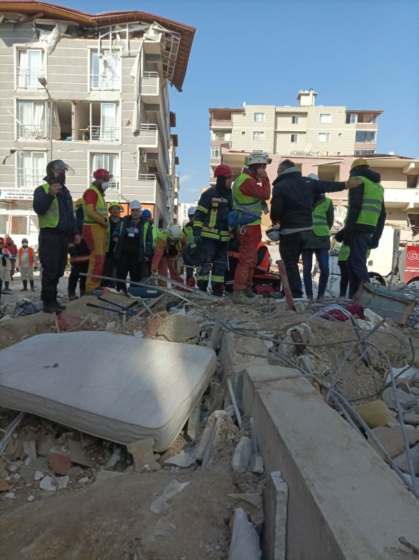 Казанлъчанин прекара рождения си ден под отломките в Хатай, Турция, търсейки оцелели