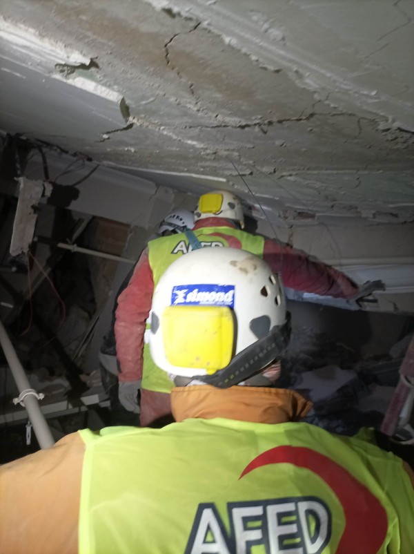 Казанлъчанин прекара рождения си ден под отломките в Хатай, Турция, търсейки оцелели