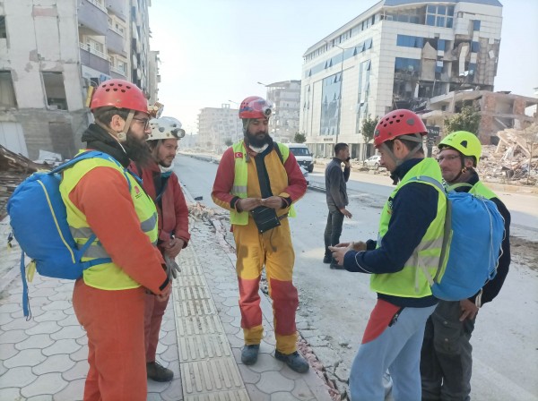 Казанлъчанин прекара рождения си ден под отломките в Хатай, Турция, търсейки оцелели