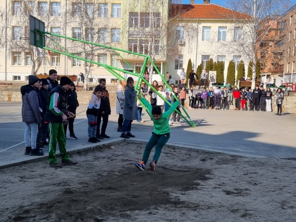 В ОУ “Св. Паисий Хилендарски“ се проведе традиционното състезанието “Лъвски скок“