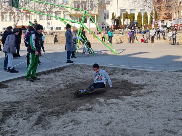 В ОУ “Св. Паисий Хилендарски“ се проведе традиционното състезанието “Лъвски скок“