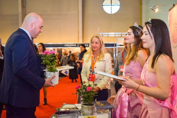С елегантно присъствие Казанлък спечели вниманието на посетители и официални лица на изложението Ваканция & СПА