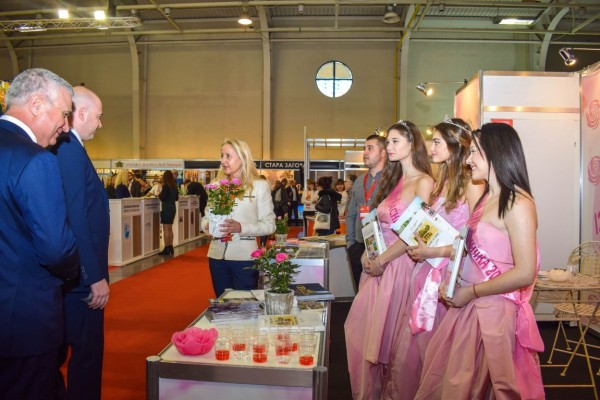 С елегантно присъствие Казанлък спечели вниманието на посетители и официални лица на изложението Ваканция & СПА
