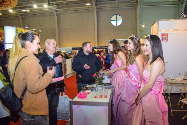 С елегантно присъствие Казанлък спечели вниманието на посетители и официални лица на изложението Ваканция & СПА