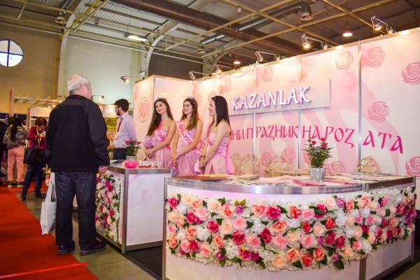 С елегантно присъствие Казанлък спечели вниманието на посетители и официални лица на изложението Ваканция & СПА