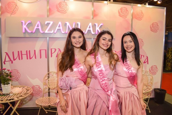 С елегантно присъствие Казанлък спечели вниманието на посетители и официални лица на изложението Ваканция & СПА