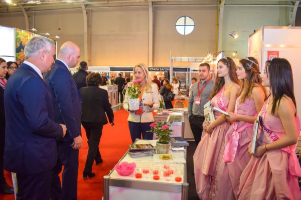 С елегантно присъствие Казанлък спечели вниманието на посетители и официални лица на изложението Ваканция & СПА