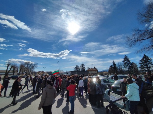 Кукери и протестиращи се събраха отново пред Кастамону днес