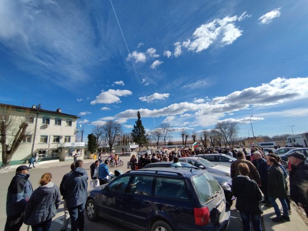 Кукери и протестиращи се събраха отново пред Кастамону днес