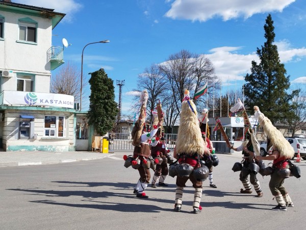 Кукери и протестиращи се събраха отново пред Кастамону днес