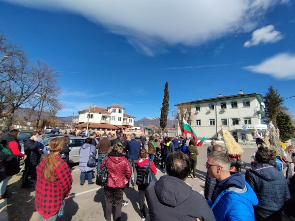 Кукери и протестиращи се събраха отново пред Кастамону днес