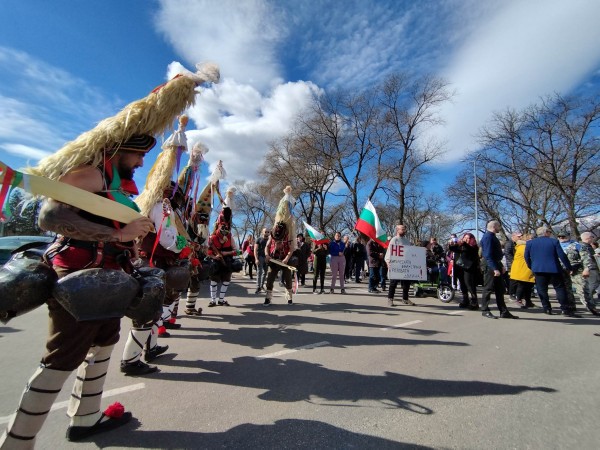 Кукери и протестиращи се събраха отново пред Кастамону днес
