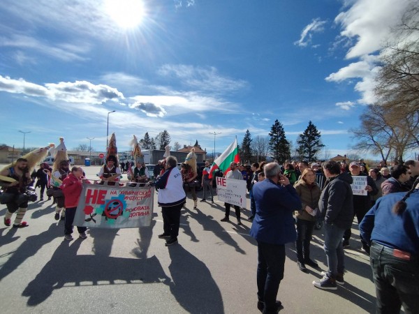 Кукери и протестиращи се събраха отново пред Кастамону днес
