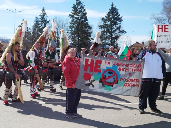 Кукери и протестиращи се събраха отново пред Кастамону днес