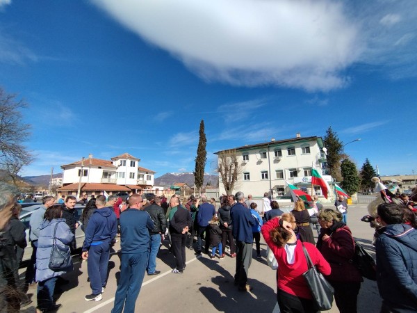 Кукери и протестиращи се събраха отново пред Кастамону днес