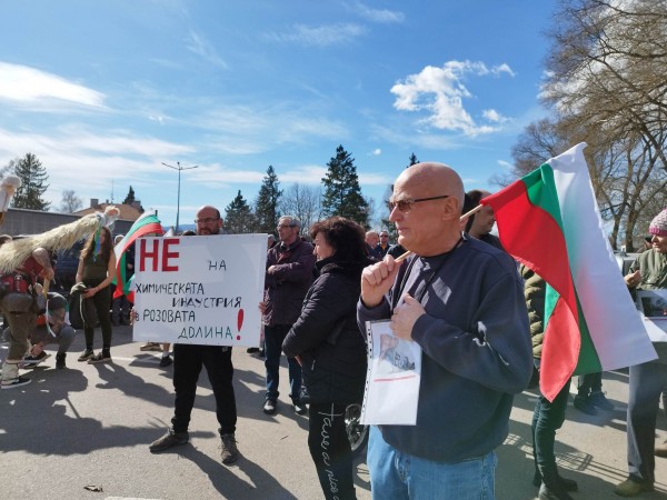 Кукери и протестиращи се събраха отново пред Кастамону днес
