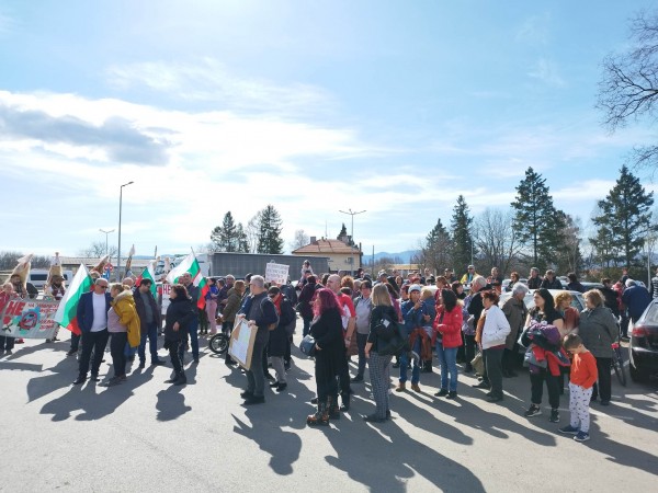 Кукери и протестиращи се събраха отново пред Кастамону днес