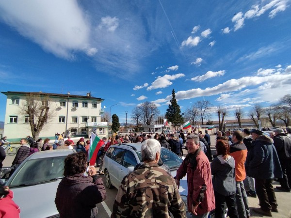 Кукери и протестиращи се събраха отново пред Кастамону днес
