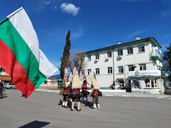 Кукери и протестиращи се събраха отново пред Кастамону днес