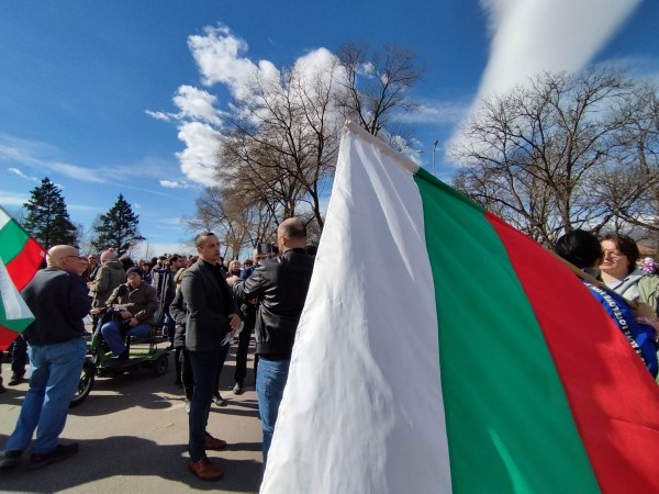 Кукери и протестиращи се събраха отново пред Кастамону днес