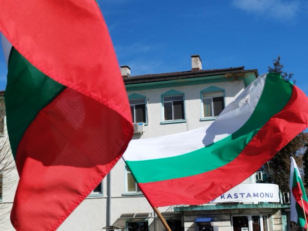 Кукери и протестиращи се събраха отново пред Кастамону днес