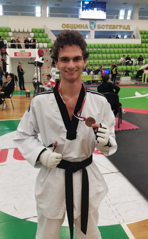 И двата казанлъшки клуба по таекуондо се завърнаха с медали от Държавното в Ботевград