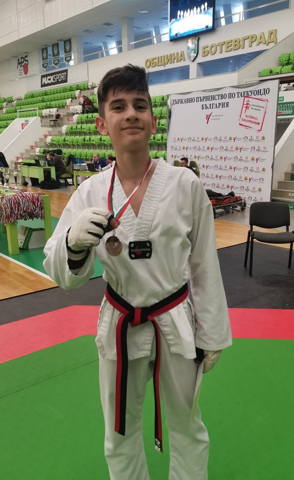 И двата казанлъшки клуба по таекуондо се завърнаха с медали от Държавното в Ботевград