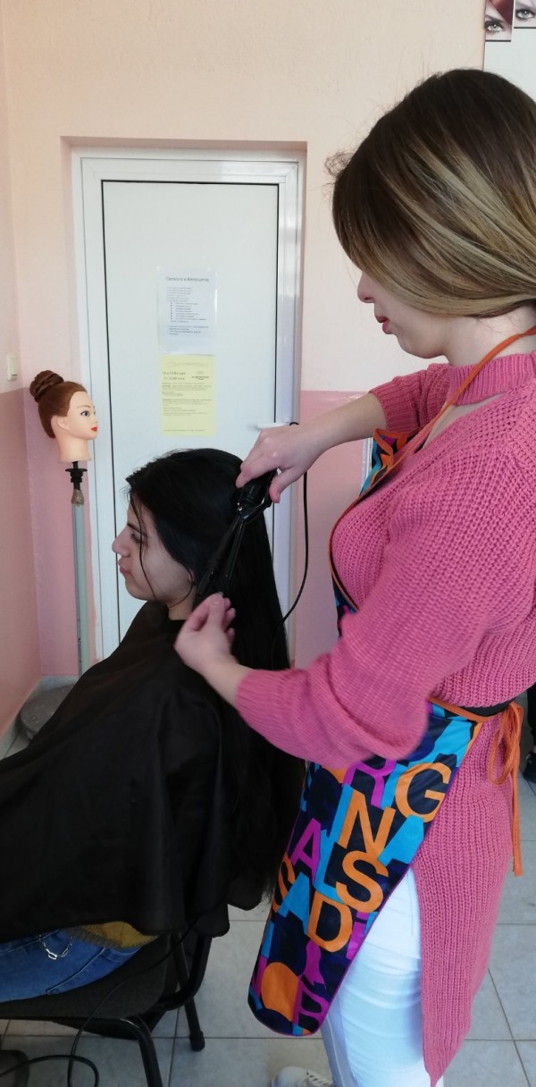 Ученици от ПГ „Акад. П. Стайнов“ премериха сили в състезанието „Най-добър млад фризьор и гримьор“