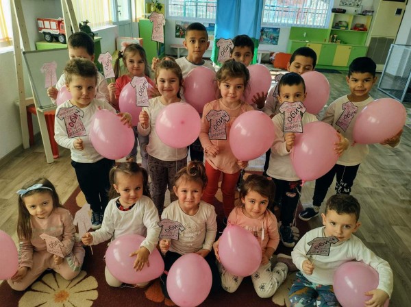 И малчуганите от ДГ “Юрий Гагарин“ се премениха в розово днес