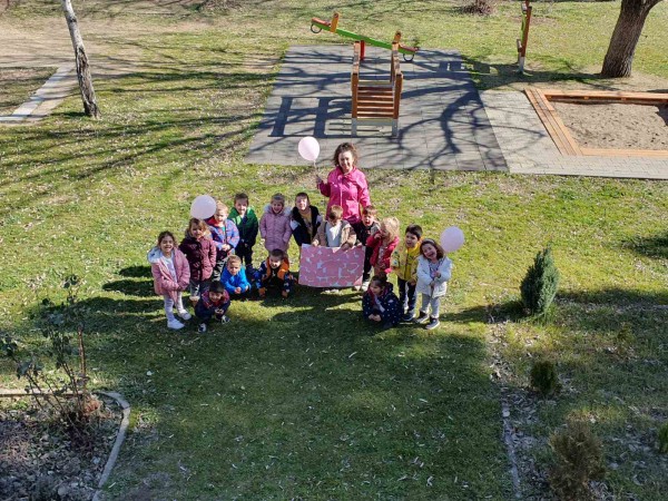 И малчуганите от ДГ “Юрий Гагарин“ се премениха в розово днес