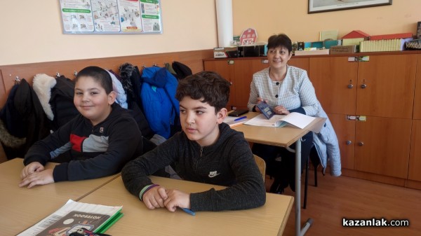 Пет бъдещи учителки успешно положиха своя държавен изпит в ОУ “Георги Кирков“