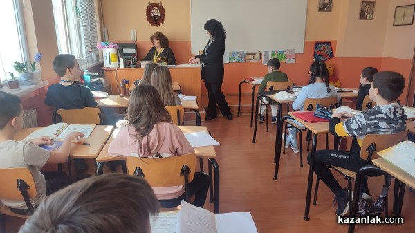 Пет бъдещи учителки успешно положиха своя държавен изпит в ОУ “Георги Кирков“