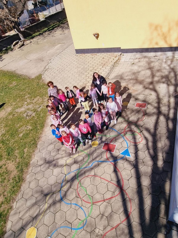 И малчуганите от ДГ “Юрий Гагарин“ се премениха в розово днес