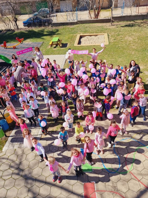 И малчуганите от ДГ “Юрий Гагарин“ се премениха в розово днес