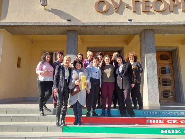 Пет бъдещи учителки успешно положиха своя държавен изпит в ОУ “Георги Кирков“