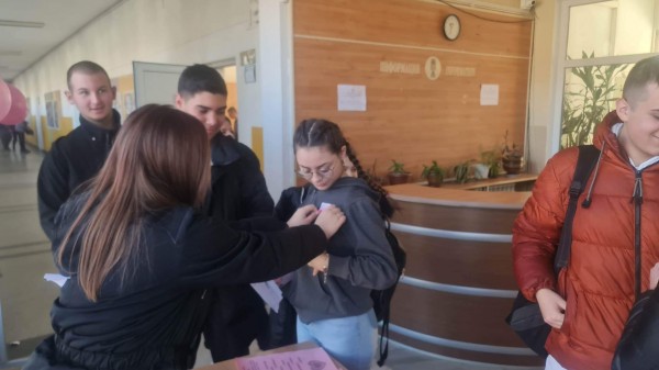 В ПГЛПТ облякоха розови фланелки и казаха НЕ на тормоза в училище