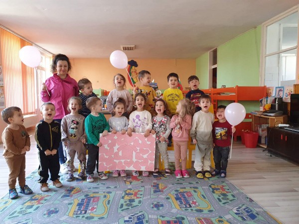 И малчуганите от ДГ “Юрий Гагарин“ се премениха в розово днес