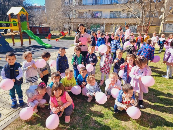 И малчуганите от ДГ “Юрий Гагарин“ се премениха в розово днес