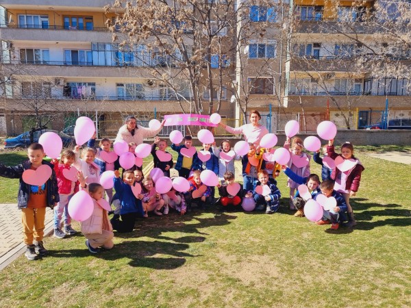 И малчуганите от ДГ “Юрий Гагарин“ се премениха в розово днес