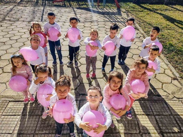 И малчуганите от ДГ “Юрий Гагарин“ се премениха в розово днес