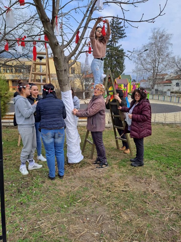 Енина готова да посрещне Баба Марта 