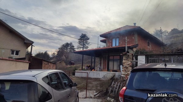 Горя къща в казанлъшкото село Енина 