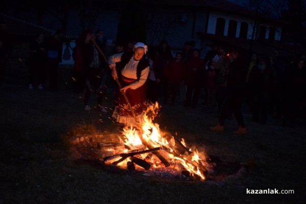 Кукери прогониха злото на Сирни Заговезни в Казанлък
