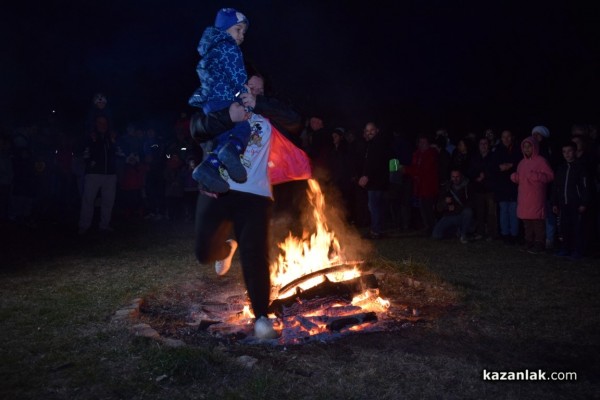 Кукери прогониха злото на Сирни Заговезни в Казанлък