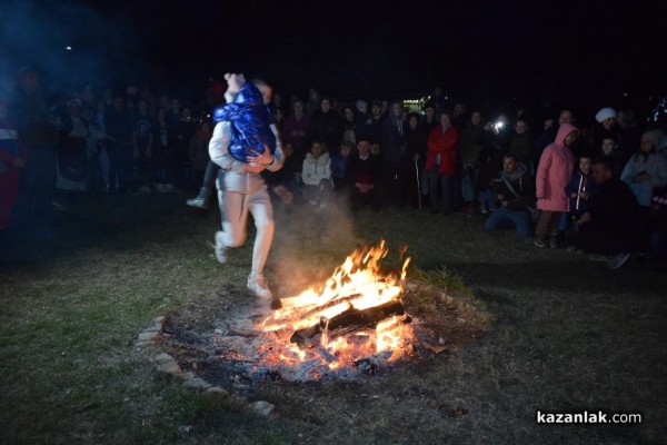 Кукери прогониха злото на Сирни Заговезни в Казанлък