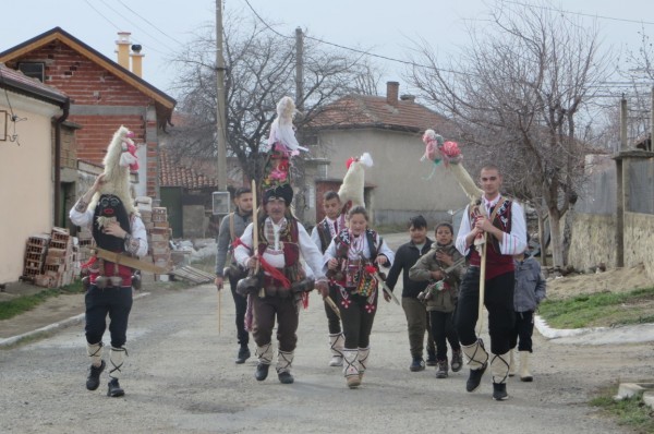 Кукери и сирнишки огън изгониха злото в Ясеново 
